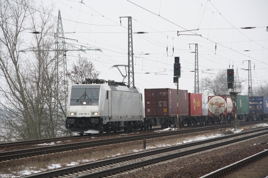 E 186 185-5 von Akiem auf dem sdl.Berliner Auenring mit einem Containerzug in Richtung Westen am 14.02.2013 unterwegs.