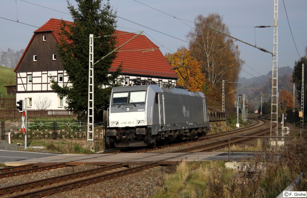 E 186 185-5 der franz�sischen Firma Akiem auf Leerfahrt Richtung Bad Schandau im Elbsandsteingebirge, KBS 241 Dresden – Děč�n, Elbtalbahn, fotografiert bei Rathen in der S�chsischen Schweiz am 31.10.2011 --> im Hintergrund die bekannte Bastei, ein Felsen mit toller Aussicht!