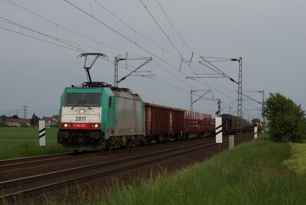 E 186 203 mit einem G�terzug in Neuss Allerheiligen am 29.05.2010