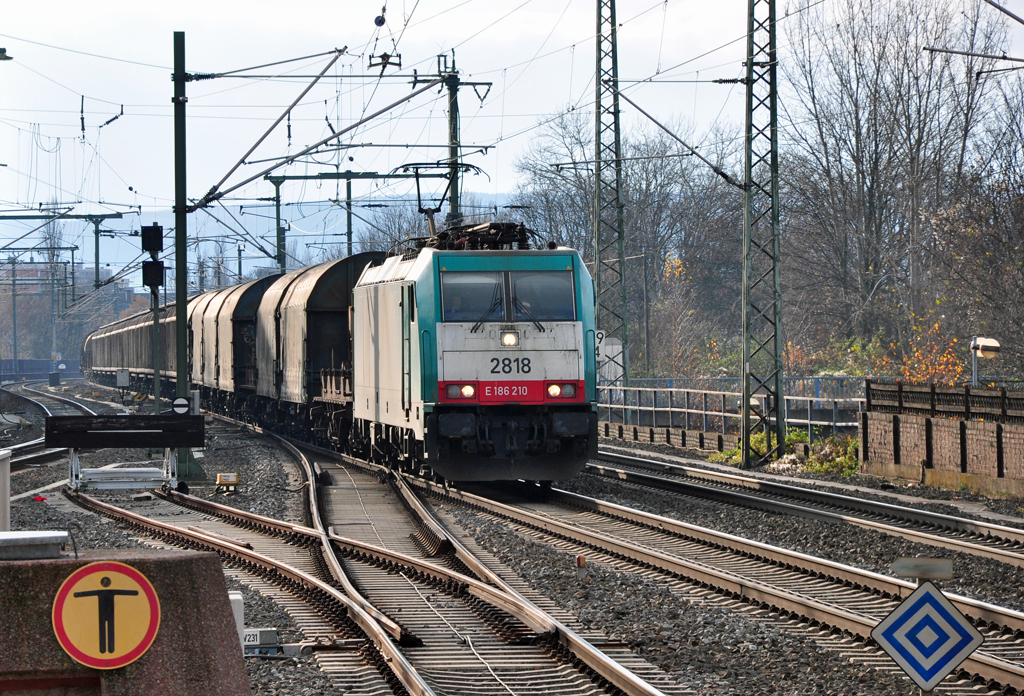 E 186 210 mit gemischtem Gterzug bei der Ein-/Durchfahrt Bf Dren - 27.11.2010