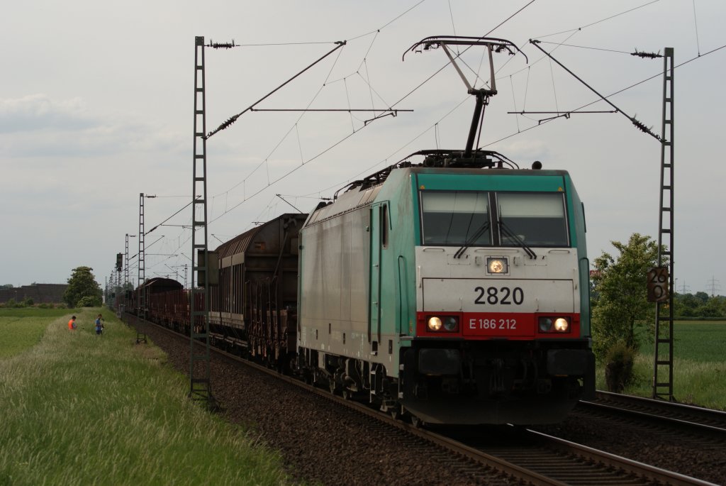 E 186 212 mit einem Gterzug in Neuss Allerheiligen am 29.05.2010