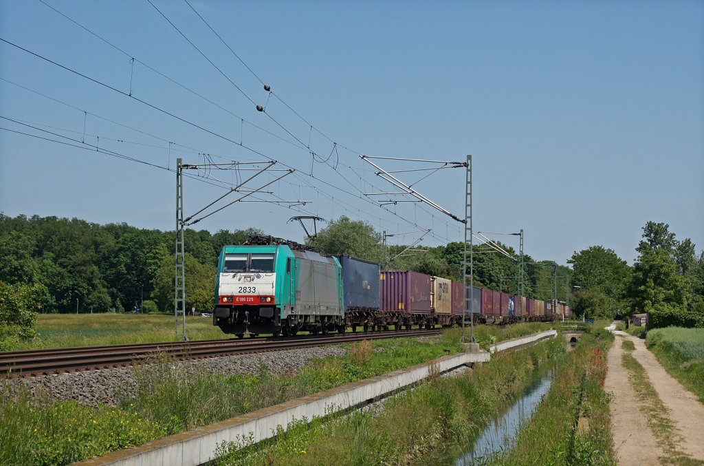 E 186 225 (Railtraxx) zieht einen Containerzug aus Frankfurt-Hchst bei Eddersheim in Richtung Genk/B. 26.05.12