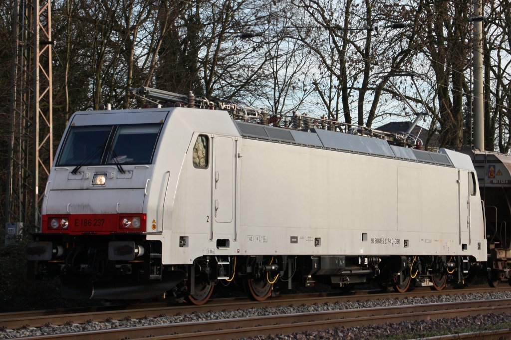 E 186 237 von CB Rail (im Einsatz fr Captrain) zieht am 9.2.11 einen Getreidezug durch Ratingen-Lintorf