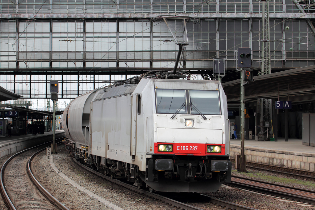 E 186 237 ohne Captrain Farben in Bremen 27.4.2013