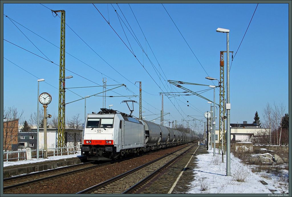 E 186 238 der Captrain Deutschland GmbH rollt am 16.3.2013 mit einem Getreidezug durch Radebeul-Naundorf.