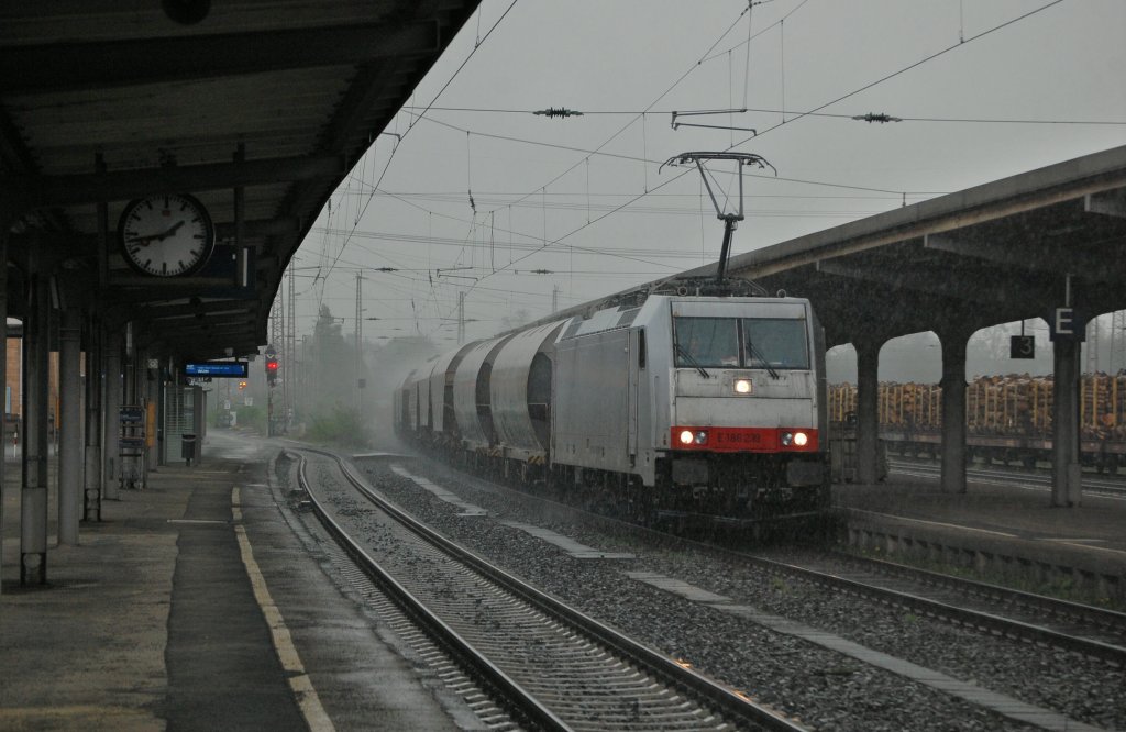 E 186 239 mit einem Getreidezug am 28.04.2011 in Kreiensen, whrend eines Gewitters. 