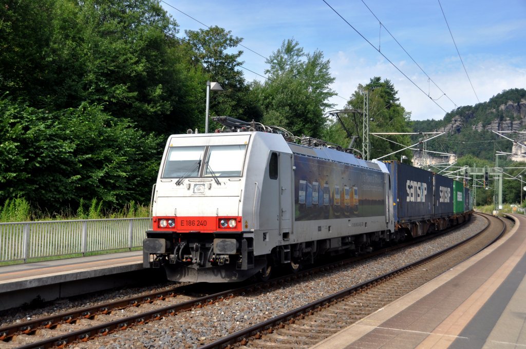 E 186 240(The Power of TRAXX)von CB-Rail ist mit Containern auf der Elbtalstrecke unterwegs in Richtung Bad Schandau.Da der Zug beraschend kam war nur ein Bahnsteigbild mglich;-)).Aufgenommen am 19.7.2011 in Kurort Rathen.