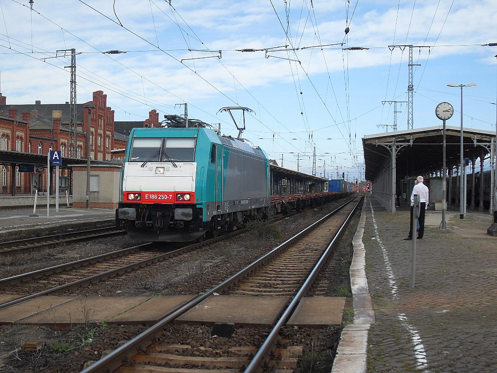 E 186 250 kam am 09.10.2011 durch Stendal.