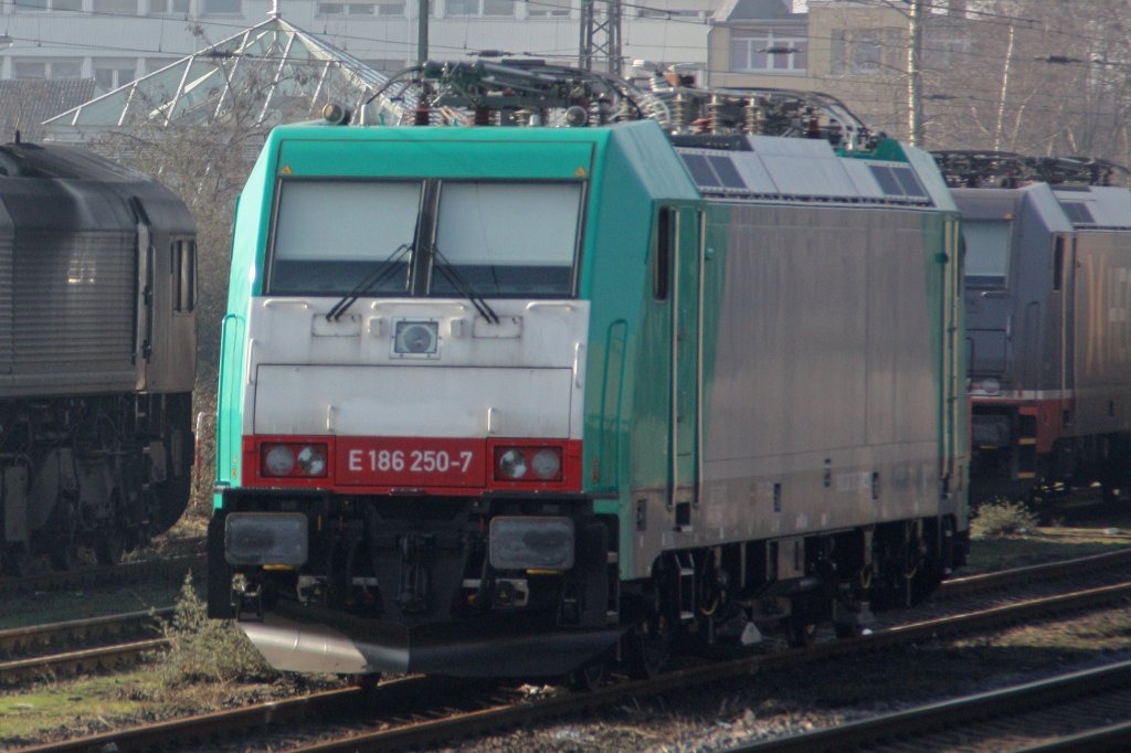 E 186 250 steht am 17.2.11 abgestellt in Krefeld Hbf.Fotografiert aus dem RE herraus