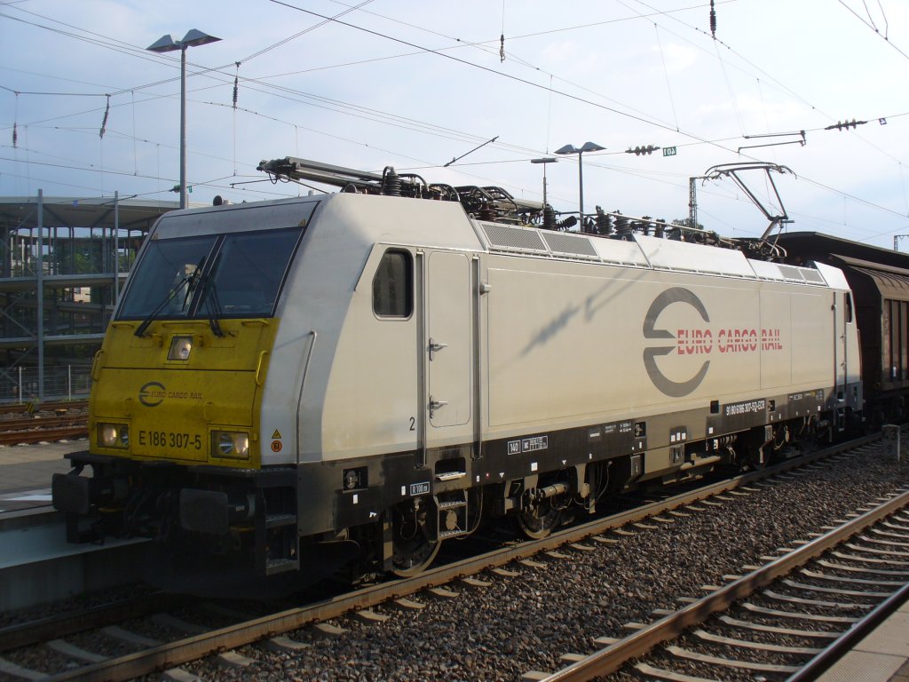 E 186 307-5 steht mit einem gemischten Gterzug am 03.06.2011 vor einem rotem Signal in Kaiserslautern Hbf