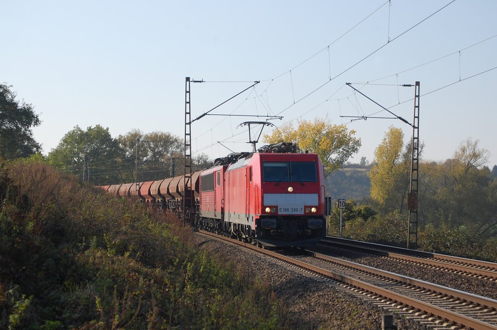 E 186 330-7 + 155 xxx mit einem gemischten Gterzug am 22.10.2011 kurz hinter Einbeck-Salzderhelden
