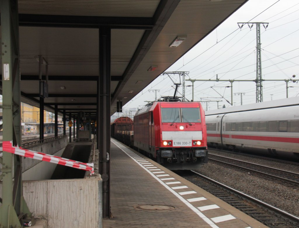 E 186 330 fhrt am 10.11.2012 mit einen gemischten Gterzug am Haken durch Fulda.