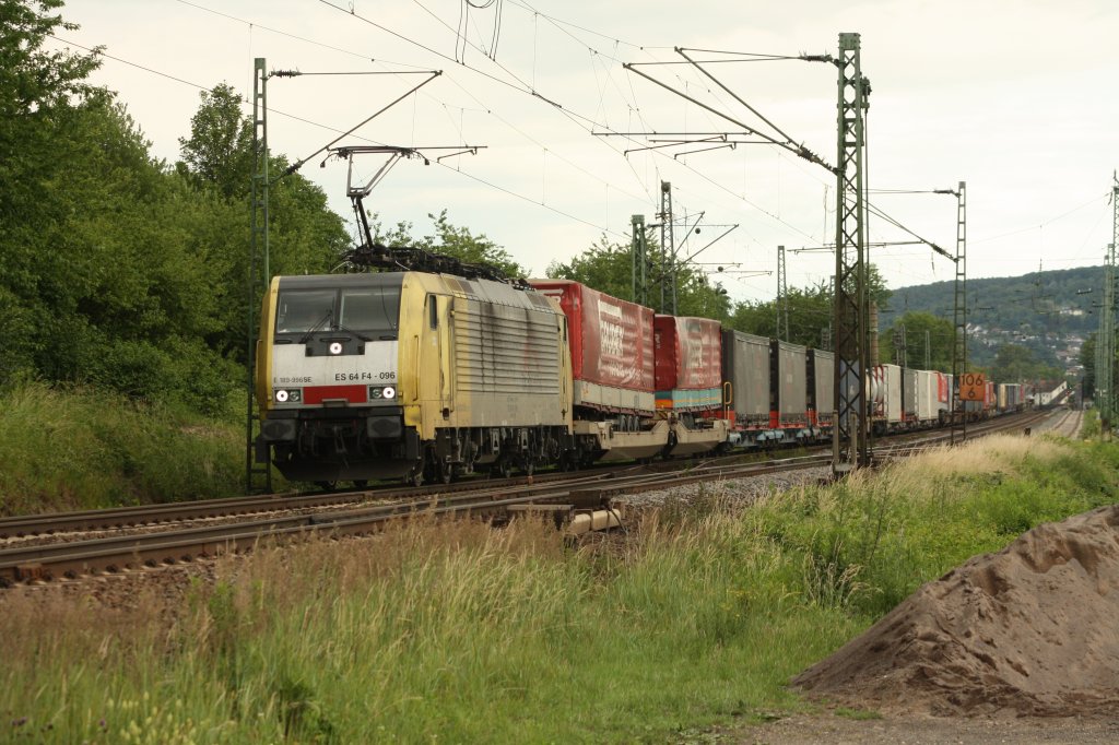 E 189 096 SE fuhr am 11.06.11 durch Unkel.