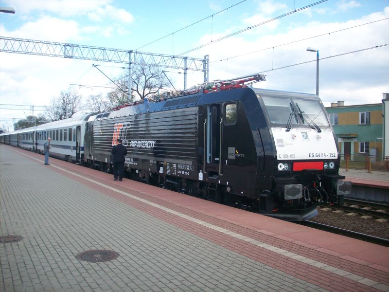 E 189 152 / ES 64 F4 - 152 vor dem BWE (EC 44) am 06.05.2010 in Rzepin kurz bevor der Zug die Lok auf die 186 135 der Angel Trains zur Weiterfahrt nach Deutschland wechselt.