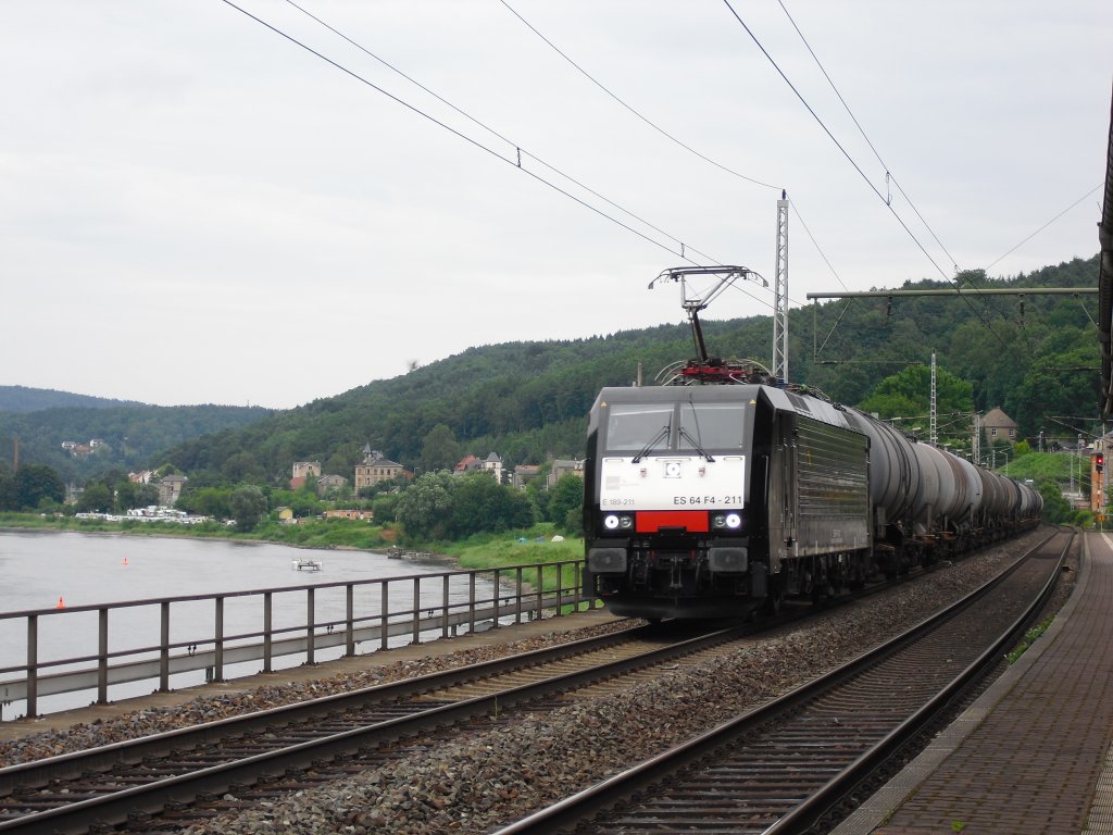 E 189-211 (ES 64 F4-211) fhrt am 18.07.10 mit einem Gterzug durch knigstein Kr. Pirna Richtung Dresden.