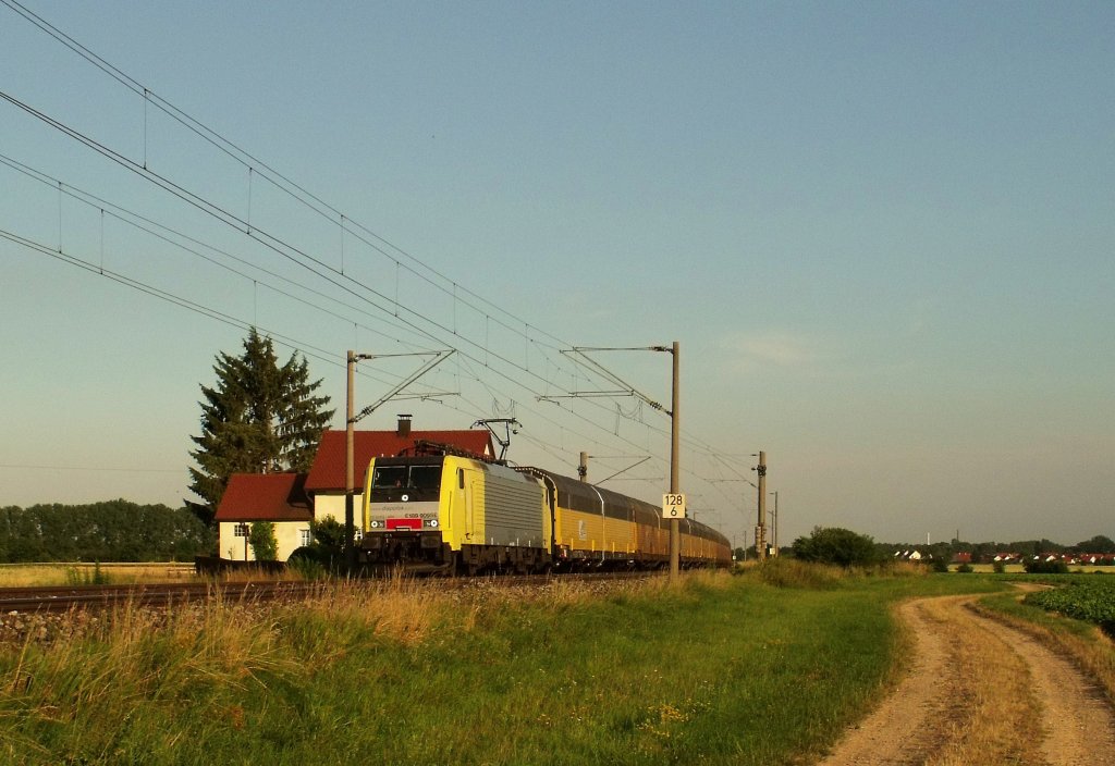 E 189 909 SE alias ES 64 U4 009 mit dem Altmann Zug in Kfering am 12.07.2010. 