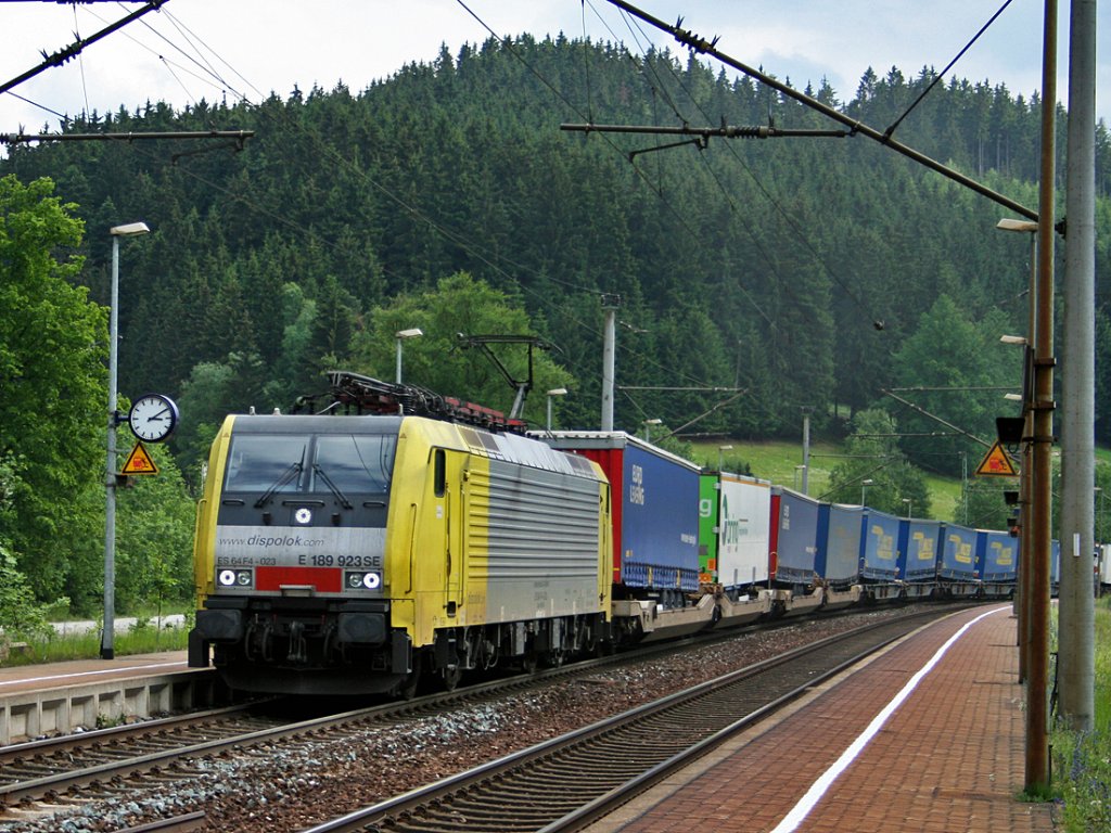 E 189 923 SE mit gemischten Aufliegerzug in Frtschendorf Richtung Norden am 09.06.2011