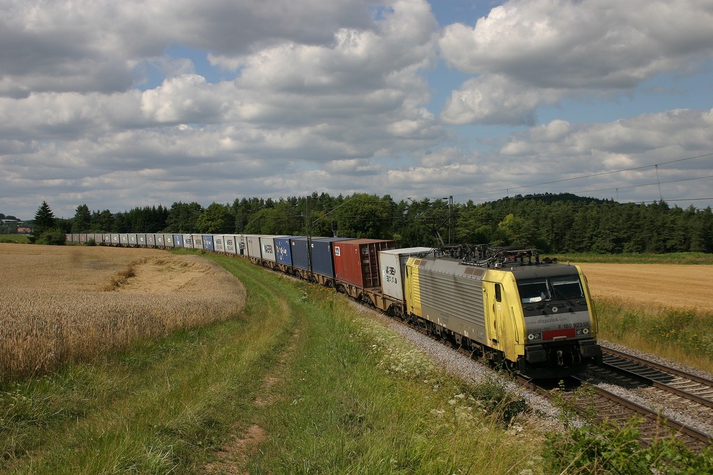 E 189-923 SE rollt mit einem Containerzug Richtung Reensburg bei Dettenhofen an der KBS 880 an mir vorbei.(25.7.2010)