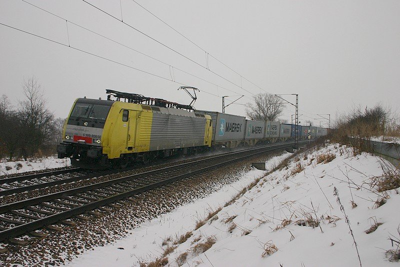 E 189-926 SE rollt mit einem Containerzug Nrnberg entgegen.(bei Postbauer-Heng,KBS 880,25.01.2010)