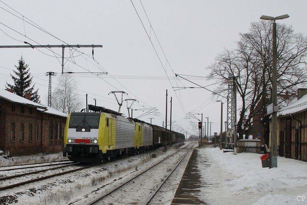 E 189-995 (ES 64 F4 -095) und E 189-924 (ES 64 F4 -024) durchfahren am 16.1.2010 Berga-Kelbra.