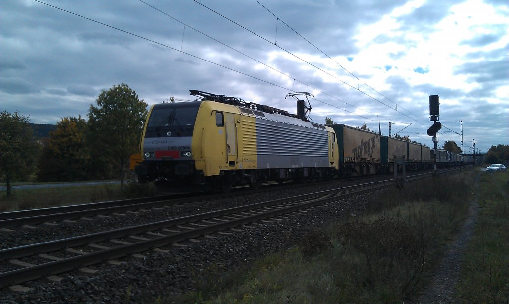 E 189 mit Klv-Zug am 03.10.2012 bei Thngersheim. 