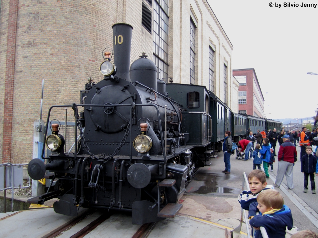 E 3/3 10 ''Chemie-Tiger'' des DVZO am 30.9.2012 in Winterthur im Sulzer-Areal. Anlsslich der Eisenbahn-Modell-Bautage vom 29.+30.9.2012 in Winterthur konnte der gewnschte Standort, die Eulachhallen, fr diese Ausstellung nicht bentzt werden. Stattdessen gab es zwei Orte, das Lokdepot-Ost, und das Dampfzentrum. Dazwischen pendelte ein DVZO-Dampfzug mit der E 3/3 10.