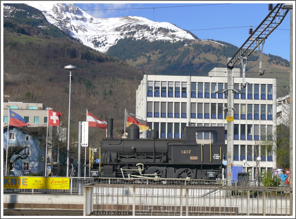 E 3/3 8487 auf dem Buchser Denkmalsockel. (30.03.2010)