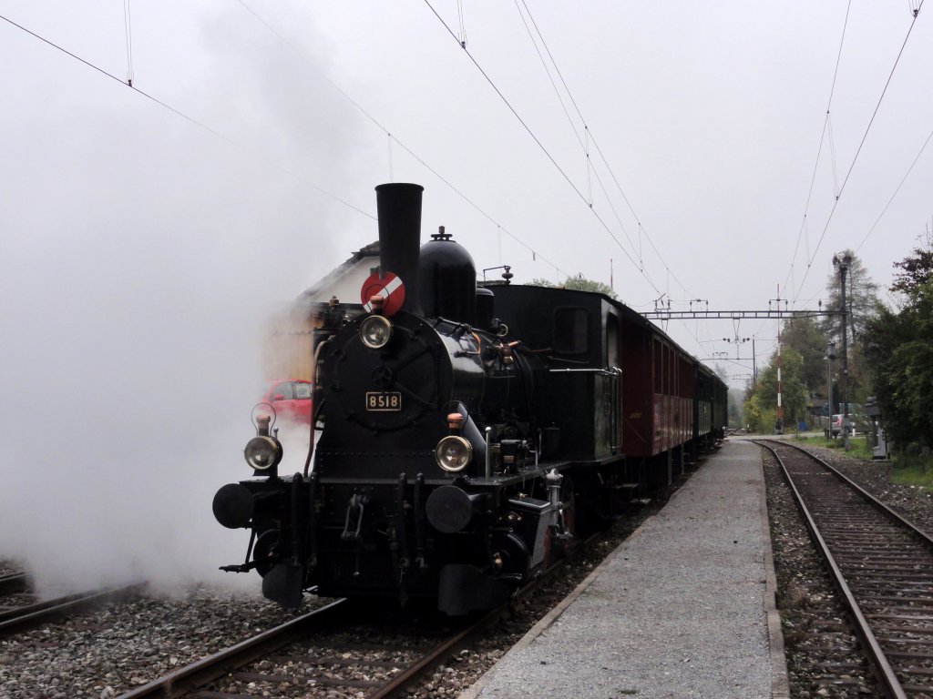 E 3/3 8518 mit Personenzug in Bretswil am 16.10.2011