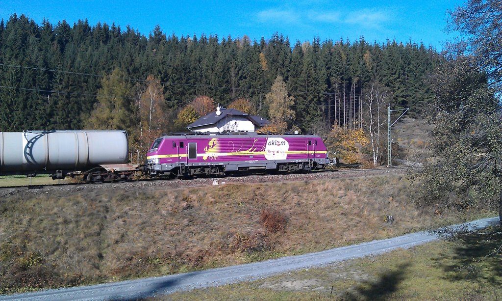 E 37 / 37 027 von Akiem ist am 20.10.2012 mit einem Kesselwagenzug auf der Frankenwaldbahn / sdlichen Frankenwaldrampe unterwegs. 