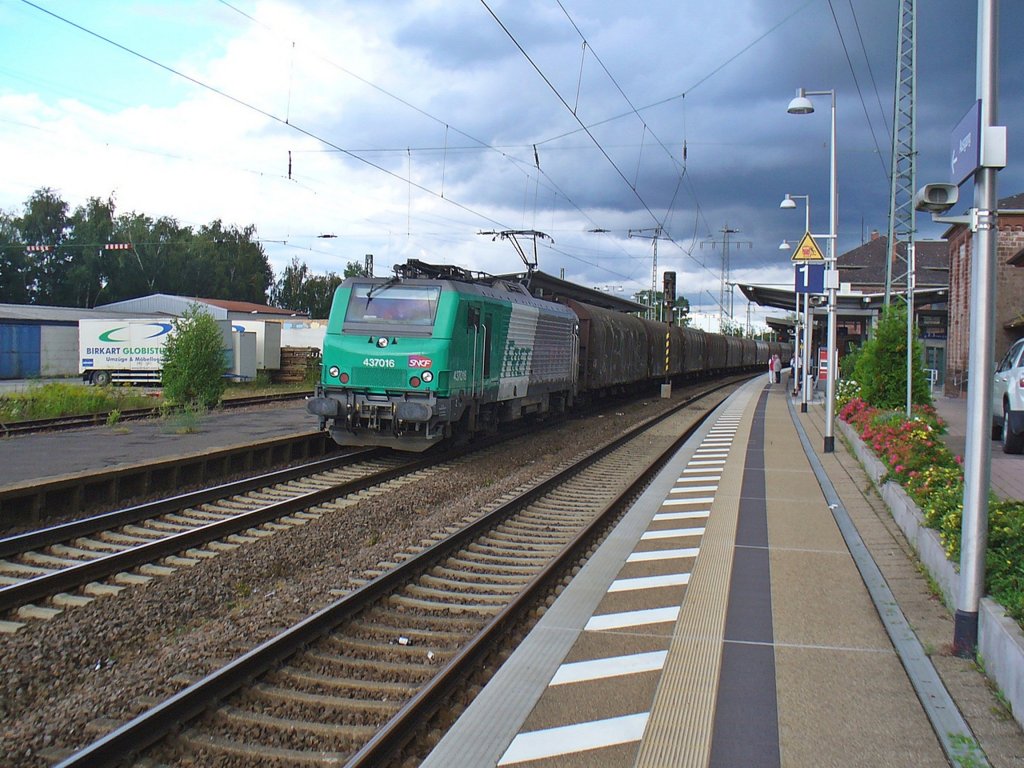 E 37 016 zieht am 14.08.2011 einen Gterzug durch Landstuhl