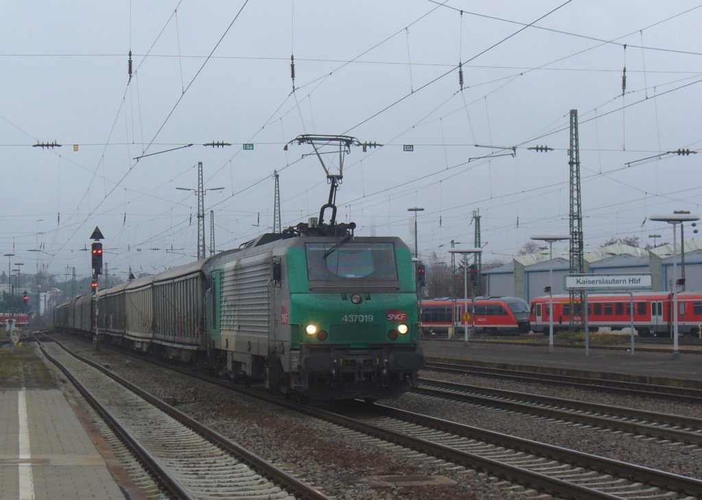 E 37 019 zieht einen gemischten Gterzug am 26.11.2011 durch Kaiserslautern
