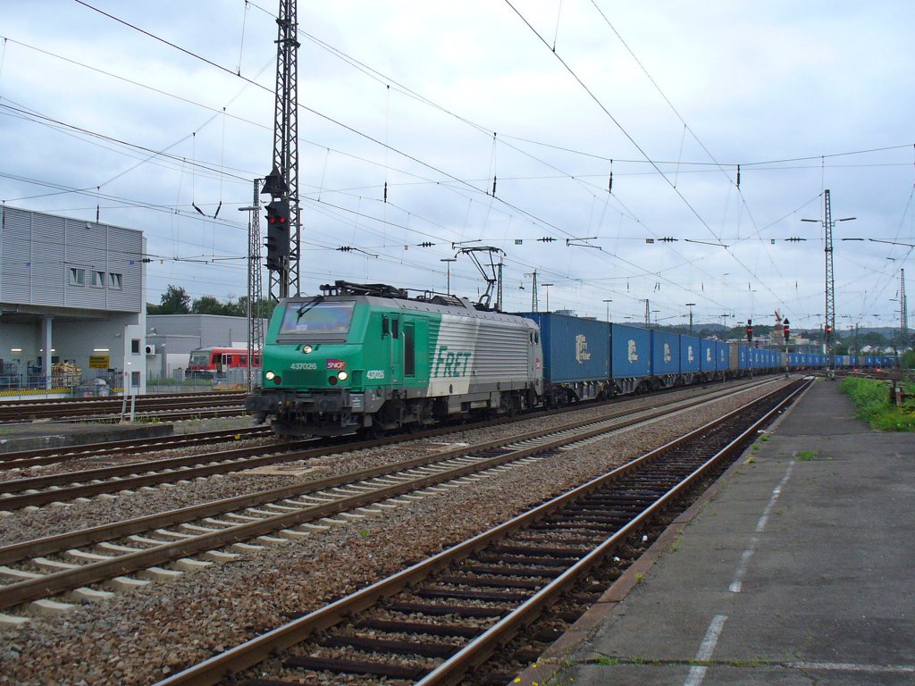 E 37 026 zieht die blaue Wand  am 08.09.2011 durch Kaiserslautern