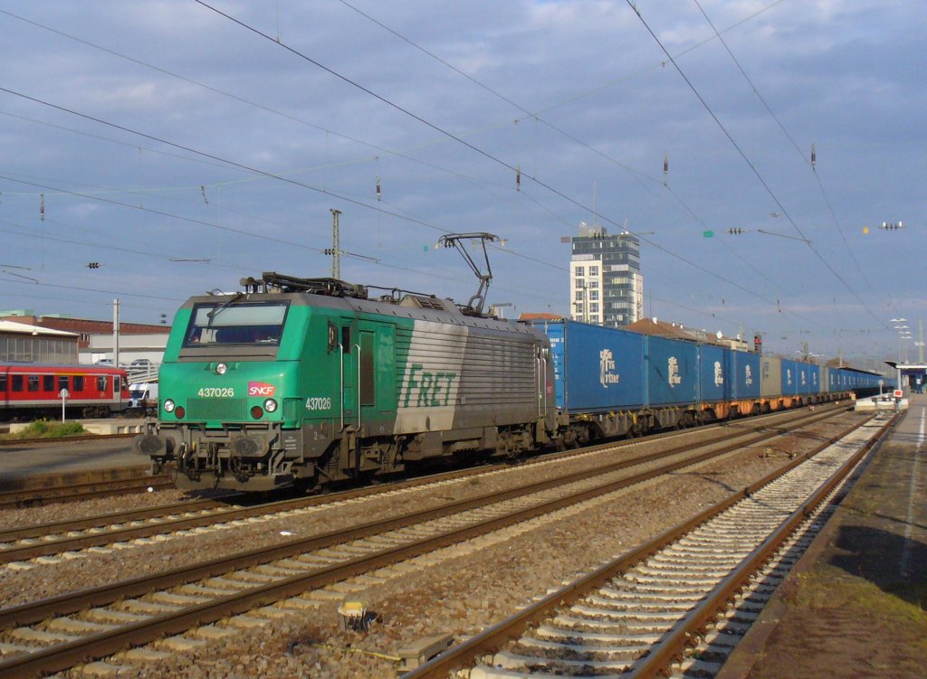 E 37 026 zieht die blaue Wand am 24.10.2011 durch Kaiserslautern