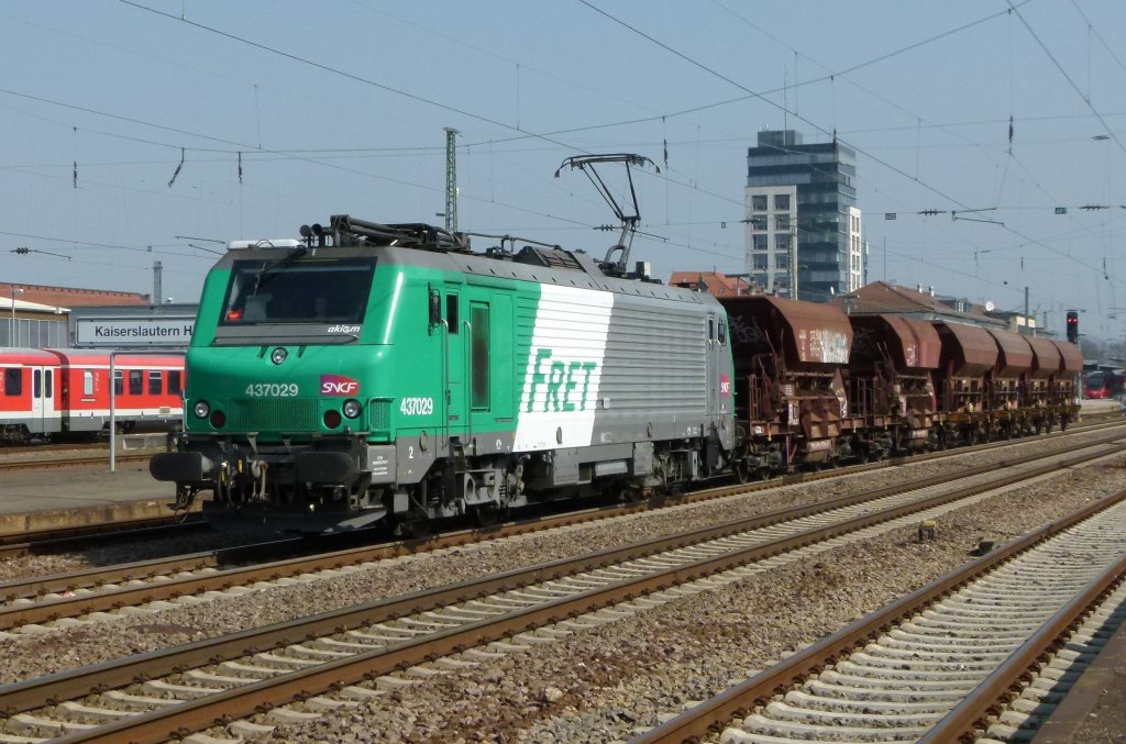 E 37 029 zieht einen kleinen Gterzug am 23.03.2012 durch Kaiserslautern