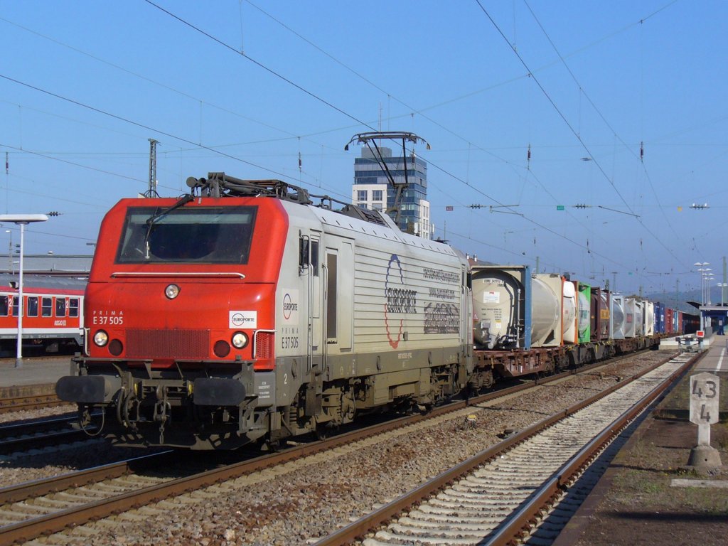 E 37 505 zieht einen Containerzug am 22.10.2011 durch Kaiserslautern