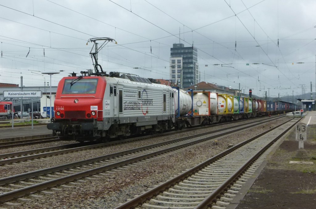 E 37 505 zieht einen Containerzug am 26.04.2012 durch Kaiserslautern