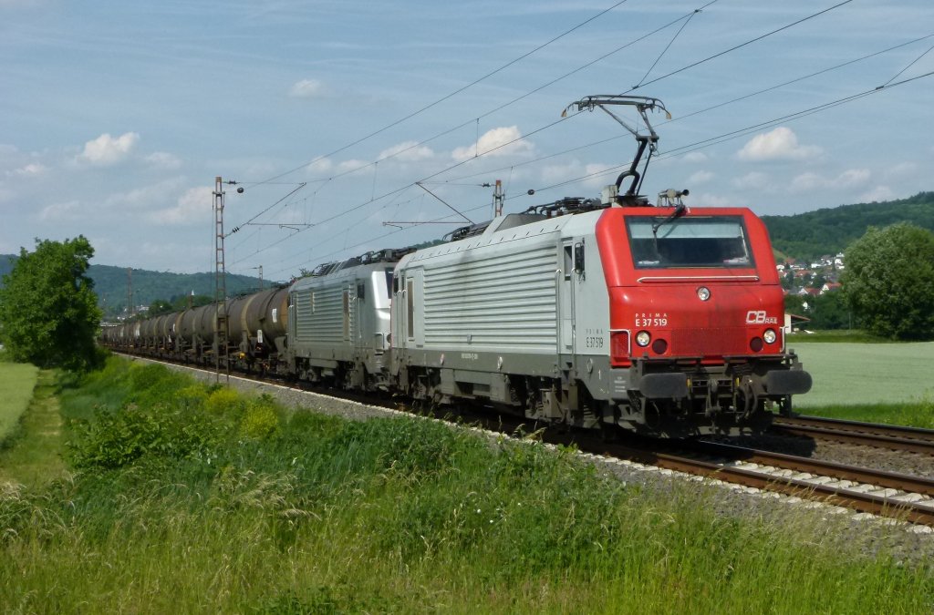 E 37 519 mit E 37 032 im schlepp ist mit einem Schwefelzug am 29.05.2012 bei Ltzelsachsen