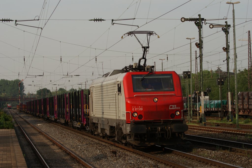 E 37 519 mit einem Stahlrollenzug in Dsseldorf-Rath am 10.05.2011