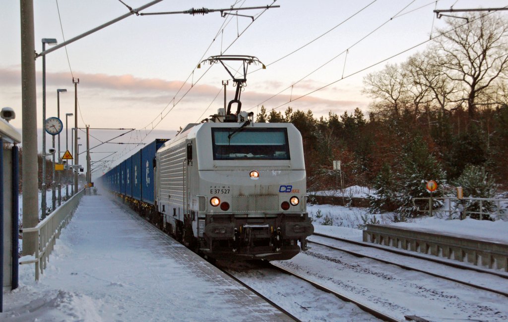 E 37 527 der ITL zieht am Morgen des 10.12.10 die Blaue Wand durch Burgkemnitz Richtung Halle(S).