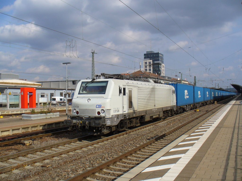 E 37 528 zieht am 18.10.2011 die blaue Wand durch Kaiserslautern Hbf