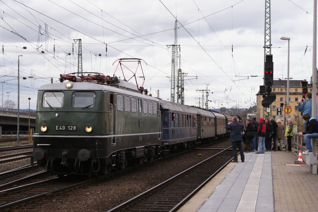 E 40 128 + 01 118 mit einem Sonderzug nach Trier bei der Einfahrt in Koblenz Hbf am 03.04.2010