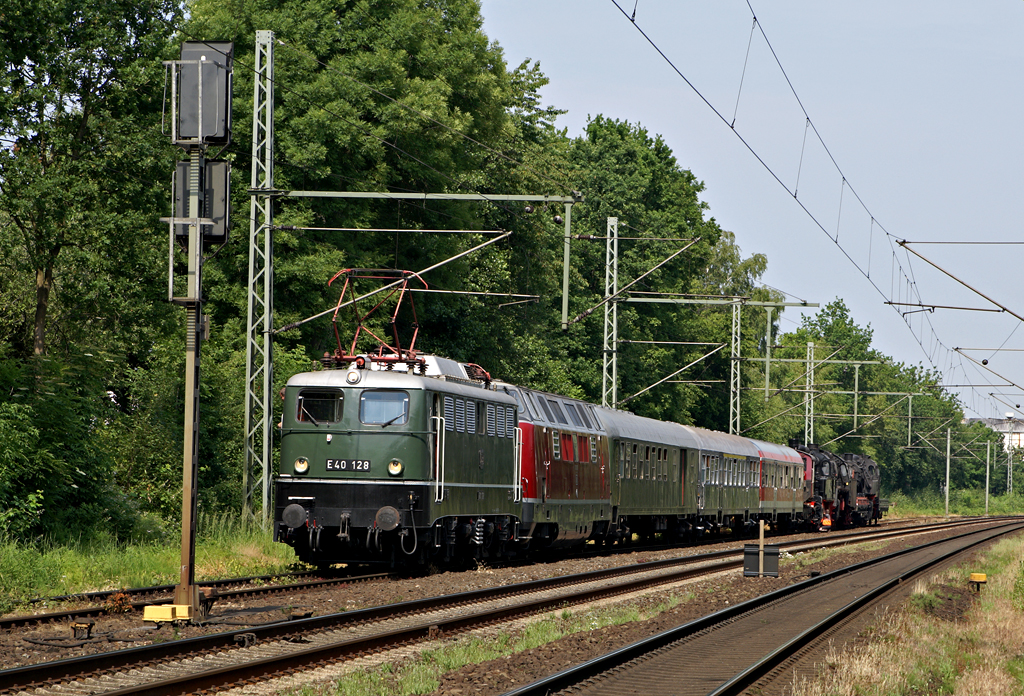 E 40 128 am 2.07.2010 mit musealen Anhngseln in Tornesch, das Bild entstand von einem Bahnbergang.