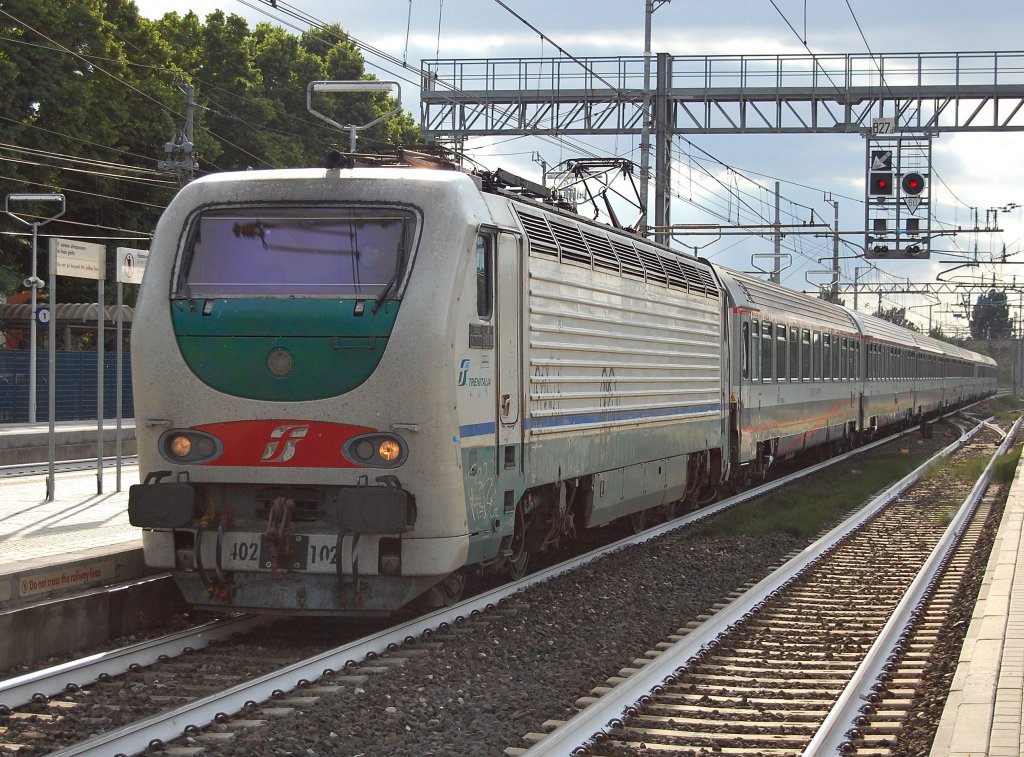 E 402 102 wieder mit einem EuroStarCity beim durchrauschen durch Castelfranco Emilia. 09.06.2011