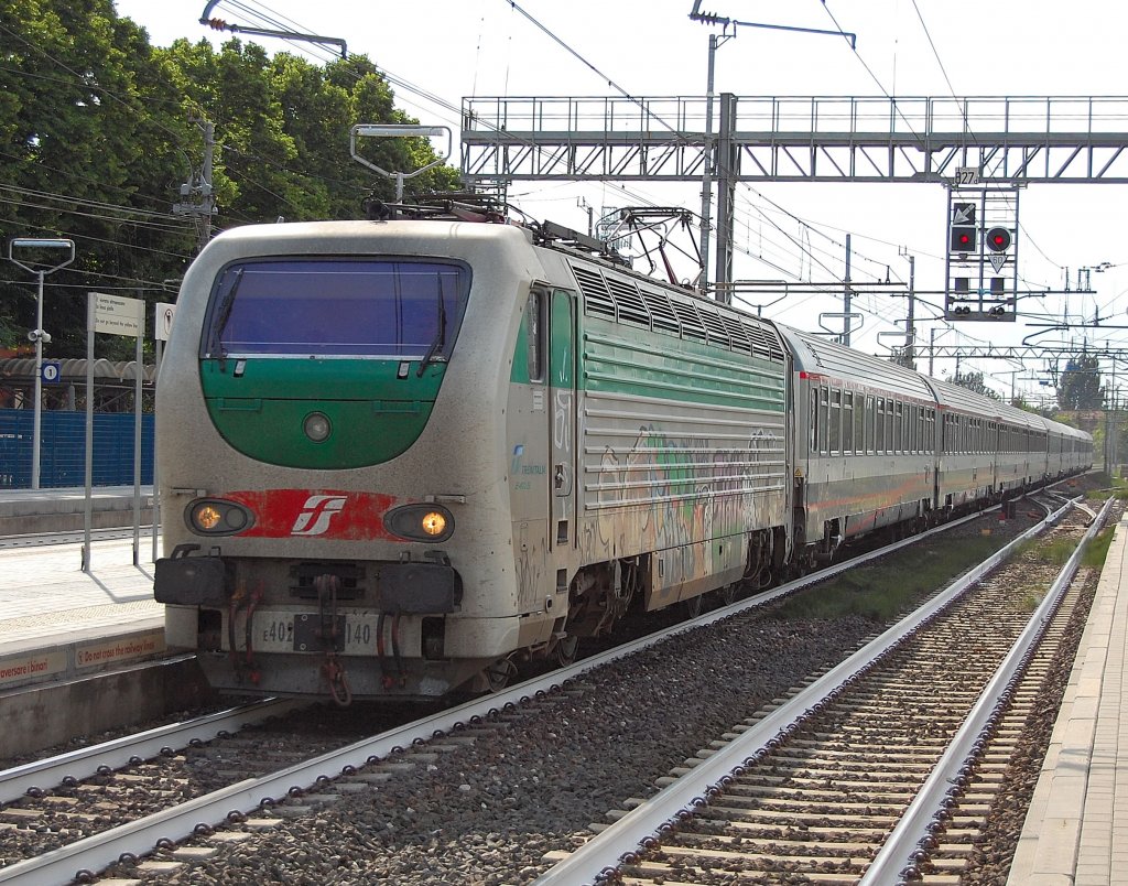 E 402 140 mit einem EuroStarCity bei der Durchfahrt durch Castelfranco Emilia. 09.06.2011