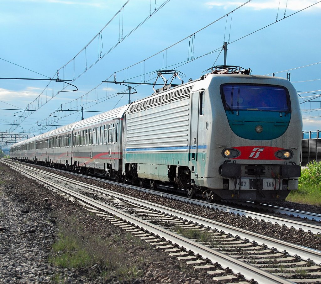 E 402 166 mit einem EuroStarCity in der Nhe von Samoggia, Strecke Bologna - Modena. 08.06.2011