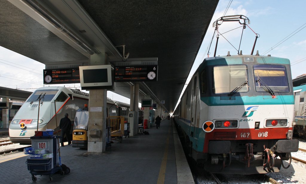 E 402 A (abfahrbereit nach Neapel) und ETR 500 (1. Generation) abfahrbereit nach Mailand im Bahnhof Venezia Santa Lucia (12.05.2010)