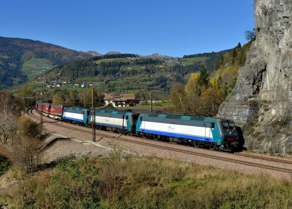 E 405 041 + E 405 064 + E 405 0xx mit einem KLV am 23.10.2012 unterwegs bei Sterzing.