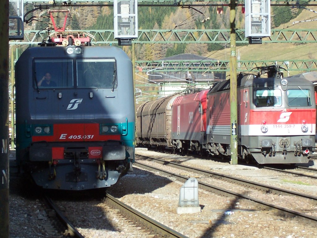 E 405.031 und 1144 259-7 im Bahnhof Brenner am 13.11.2006