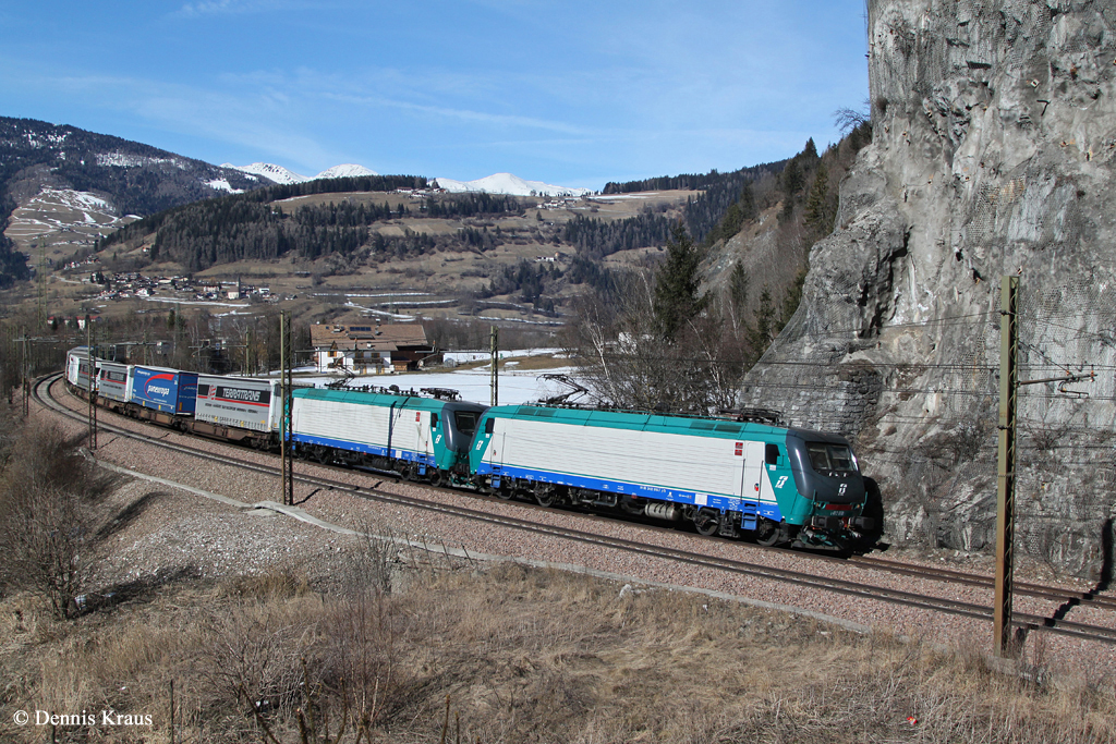 E 412 010 und E 412 001 mit einem KLV Zug am 02.03.2013 bei Sterzing an der Brenner Sdrampe.