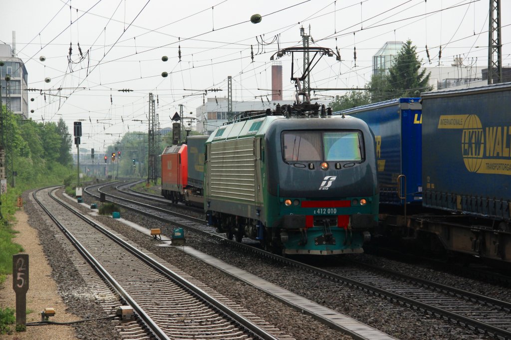 E 412 010 f�hrt am 12.05.12 durch den Bahnhof Heimeranplatz